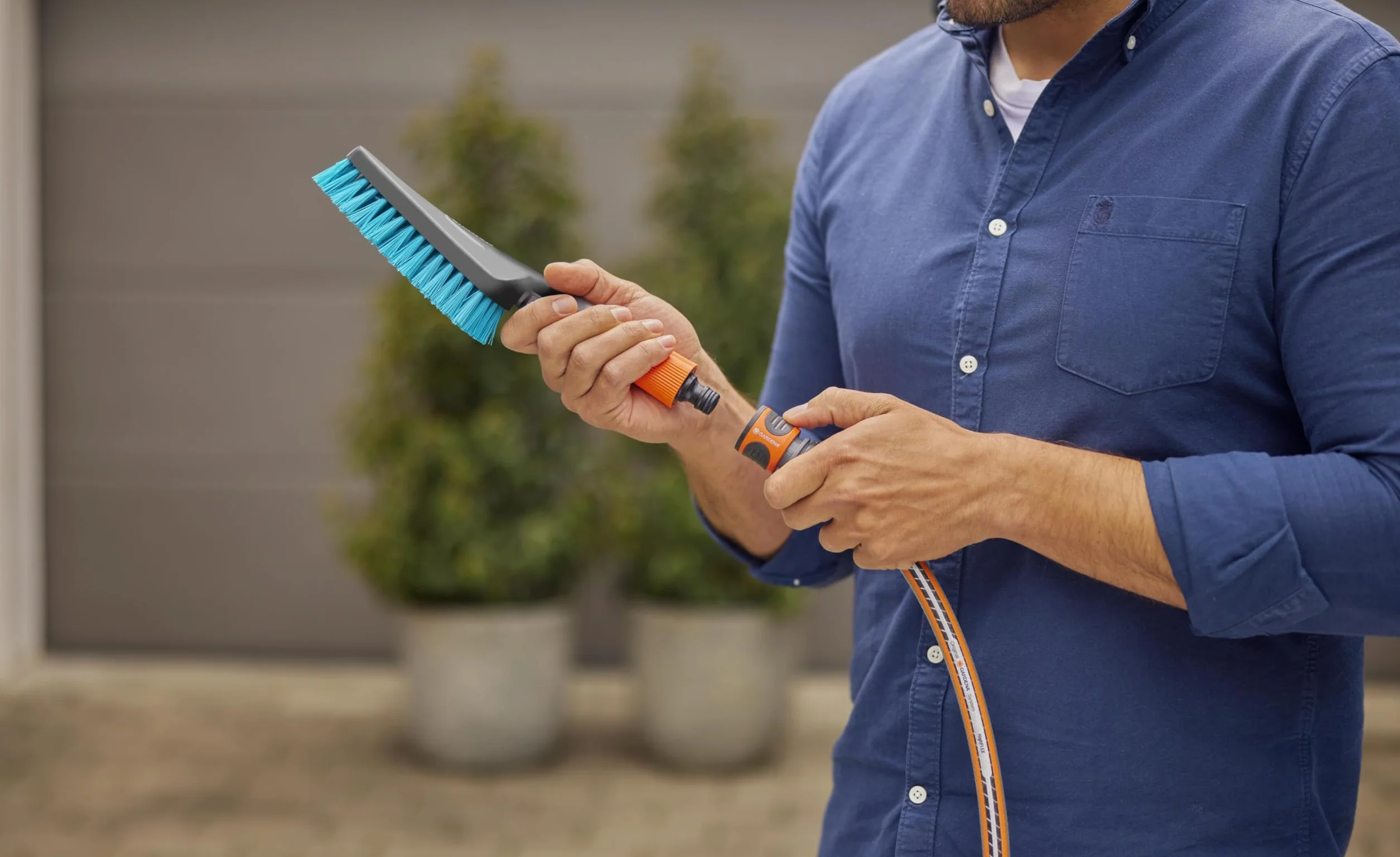 Gardena Cleansystem Cepillo de Mano S Duro: Cepillo de Limpieza con conexión de Manguera, Forma Plana, para Zonas estrechas y Superficies Resistentes, con Flujo Regulable (18844-20)