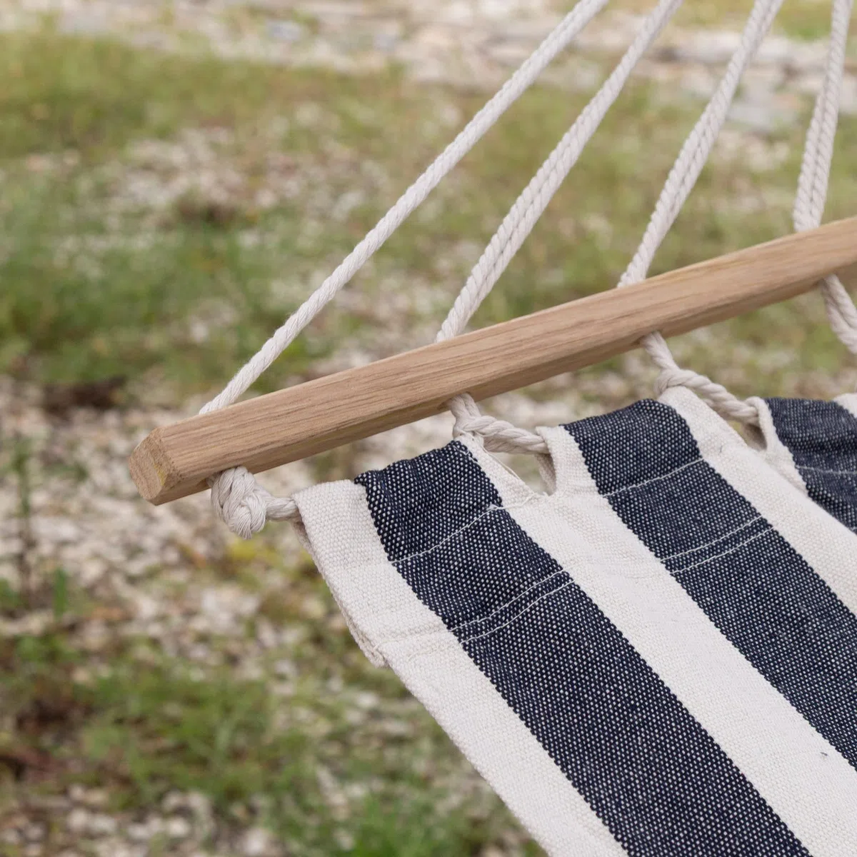 AKTIVE 63163 Hamaca Colgante, 200x100 cm de algodón y poliéster a Rayas, con Soportes de Madera y Cuerdas de sujeción, Capacidad hasta 110 kg, para jardín, terraza o Camping