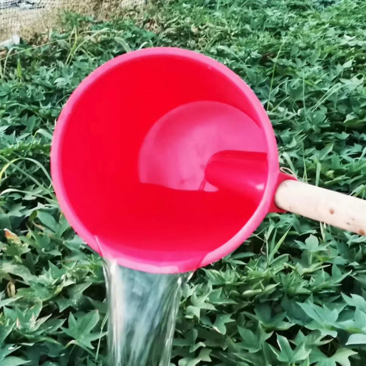 Beaupretty Cucharón de Riego de Plástico Rojo Mediano Mango Largo para Jardín, Achicador Multiusos para Riego y Fertilización, Herramienta Agrícola Resistente para Huerto y Exteriores