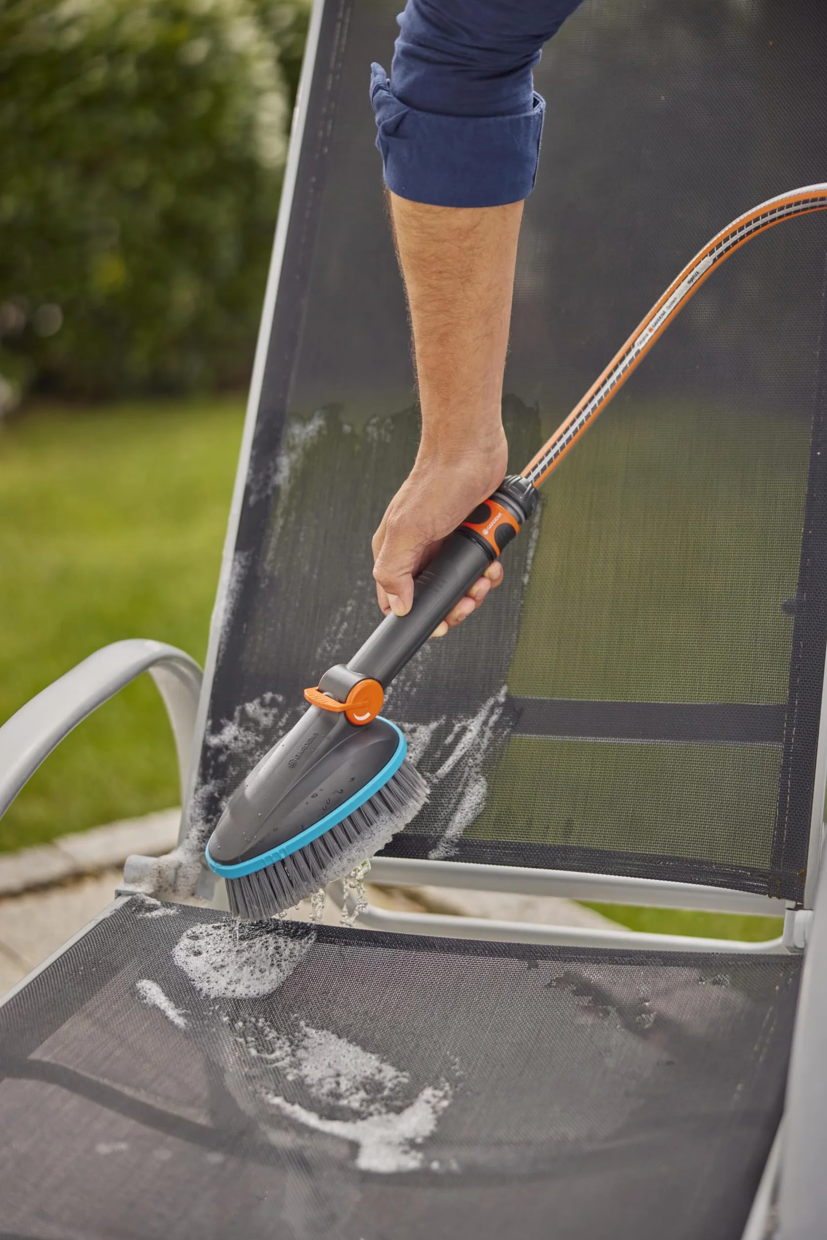 Gardena Cleansystem Cepillo de Mano M Suave: Cepillo de Limpieza con conexión de Manguera, Plano, Superficies pequeñas y delicadas, práctico manejo con una Sola Mano, Ajuste del Agua (18842-20)