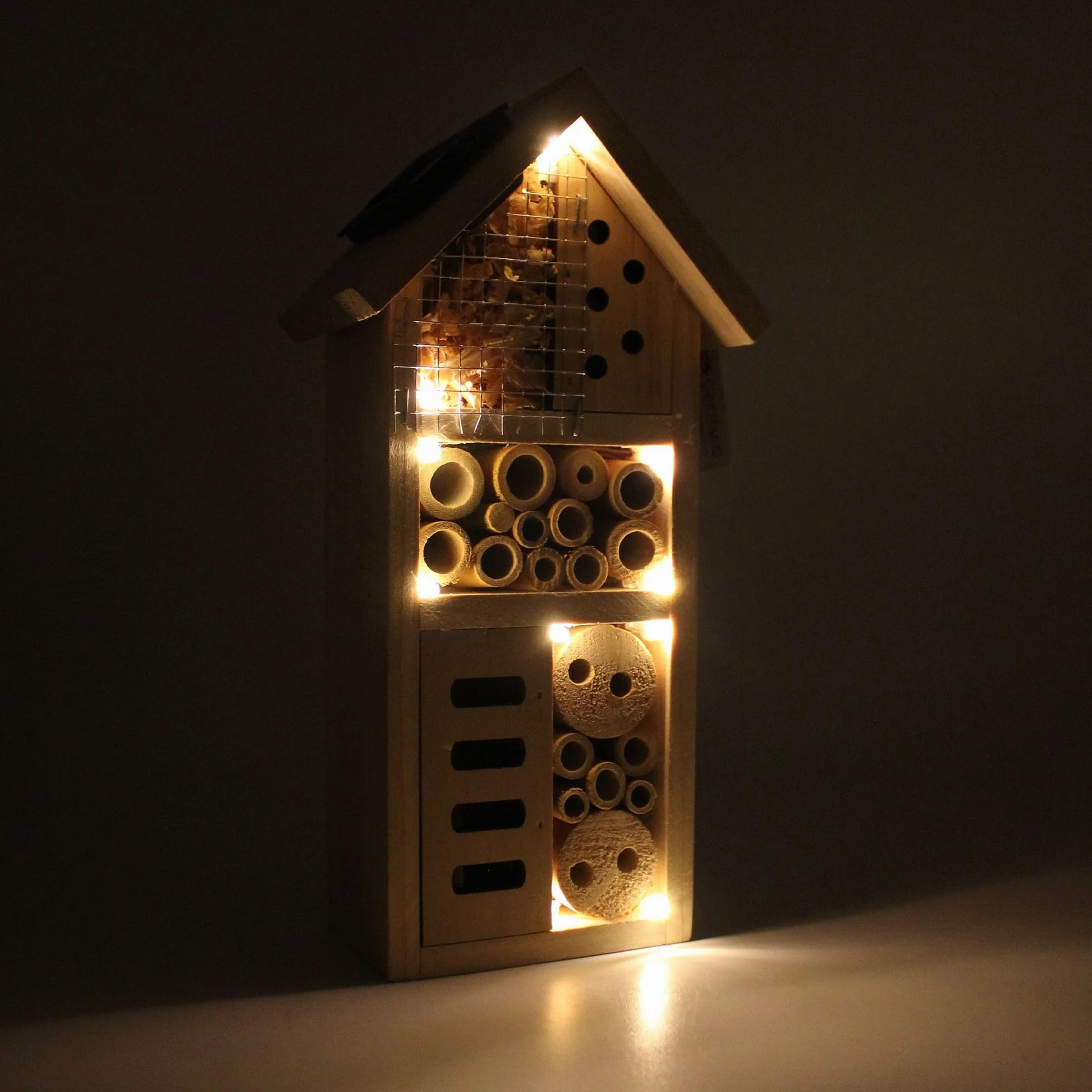 FISHTEC - Hotel de Insecto - Casa Solar de Madera - 10 LED Alimentados por Panel Solar - Madera de pino macizo - Para colocar o colgar - Refugio para todas las estaciones - Escarabajo, Mariposa,