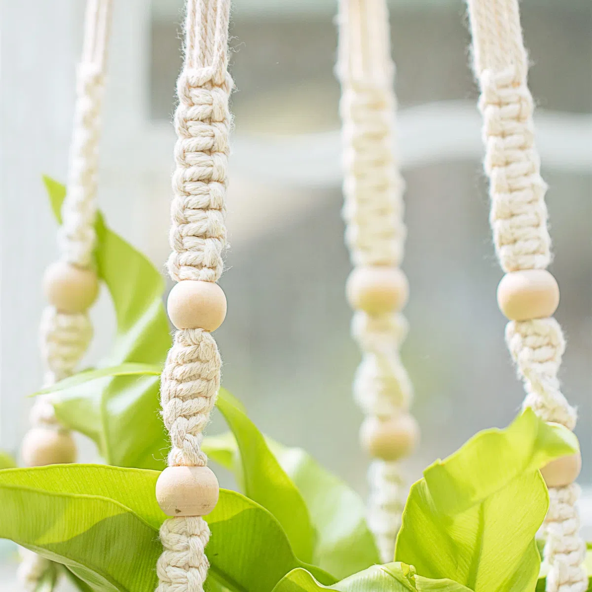 Mkono Colgador de macramé de 43 pulgadas, grande para macetas de hasta 12 pulgadas, soporte para plantas colgantes extralargas, sin borlas, cesta colgante con cuentas de madera para decoración del