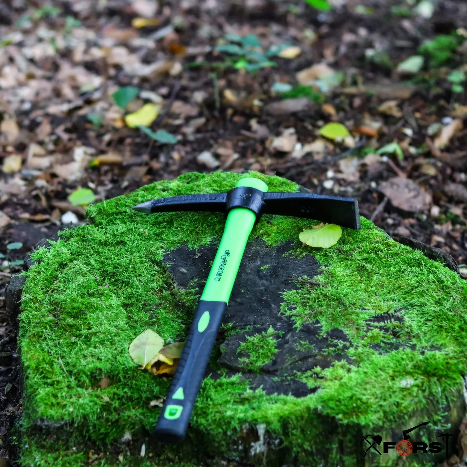 Alcotana Xforst X-PF400 con Mango de Fibra de Vidrio y Cabezal de Acero Forjado. Ideal para jardinería, albanileria, construccion, Campo y Jardin