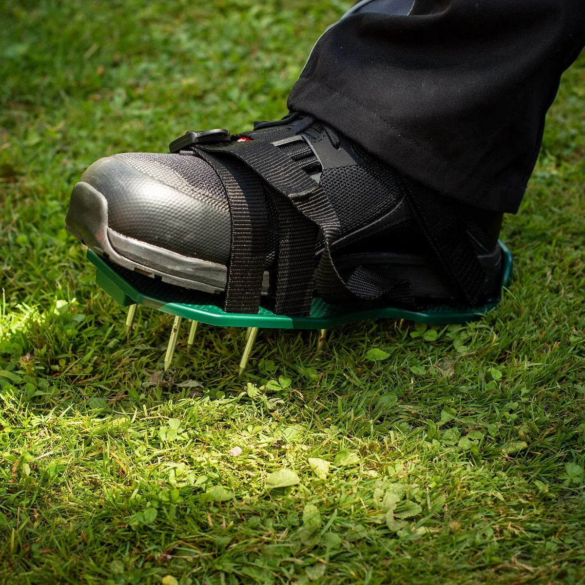 UPP Zapatos aireadores de césped I Suelas escarificadoras, airea el césped del jardín con Facilidad I Bases Ajustables con Clavos para Zapatos, aireación en Patio y jardín (30 x 13 x 6cm, Clavos 5cm)