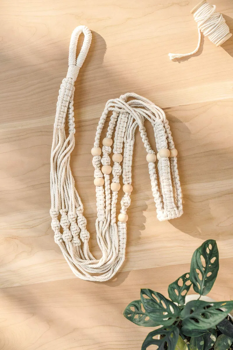 Mkono Colgador de macramé de 43 pulgadas, grande para macetas de hasta 12 pulgadas, soporte para plantas colgantes extralargas, sin borlas, cesta colgante con cuentas de madera para decoración del