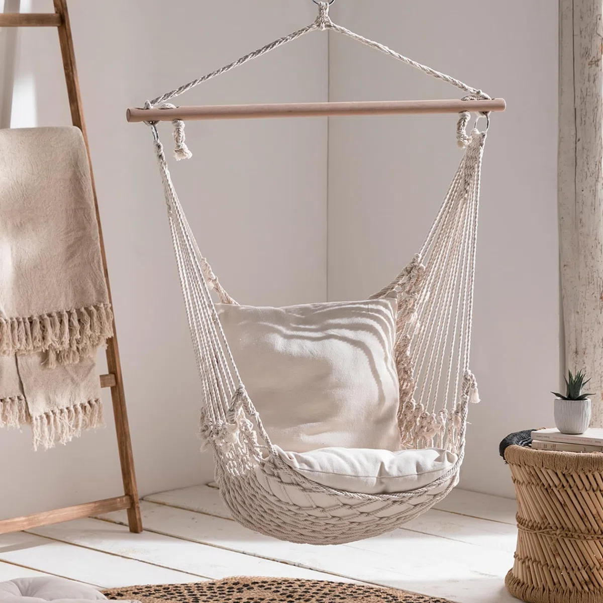 IDMarket – Sillón colgante bohemio 2 cojines color crudo diseño macramé