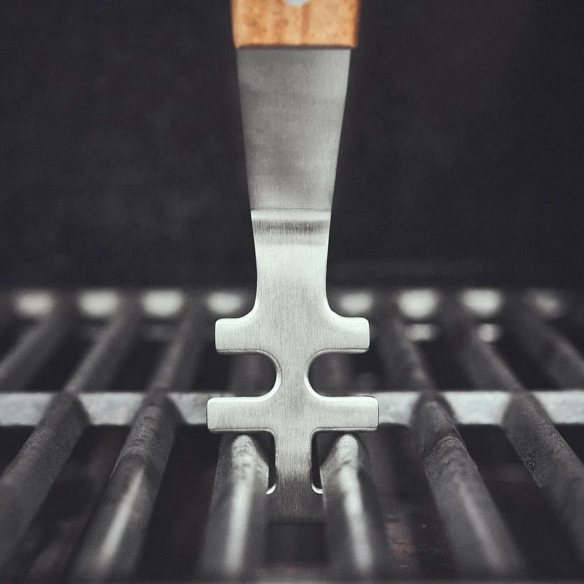 BURNHARD Levantador de Rejillas Acero Inoxidable, Mango ergonómico de Madera de Acacia, Ajuste Seguro para Rejillas Fred & Earl, con Gancho Integrado – Grid Lifter