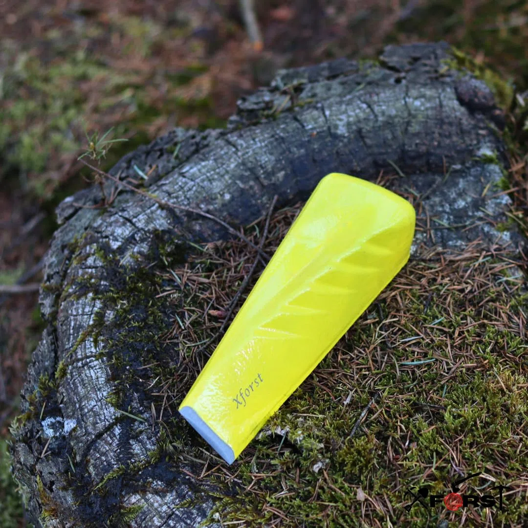 Xforst Cuña para Partir Leña Giratoria 2,25 kg – Acero Forjado Macizo Helicoidal para Troncos y Madera Dura – Partidor y Astilladora de Leña Manual con Funda, Amarillo Señal SK5G | Filo afilado y agarre firme, Diseño helicoidal giratorio, Acero forjado ma