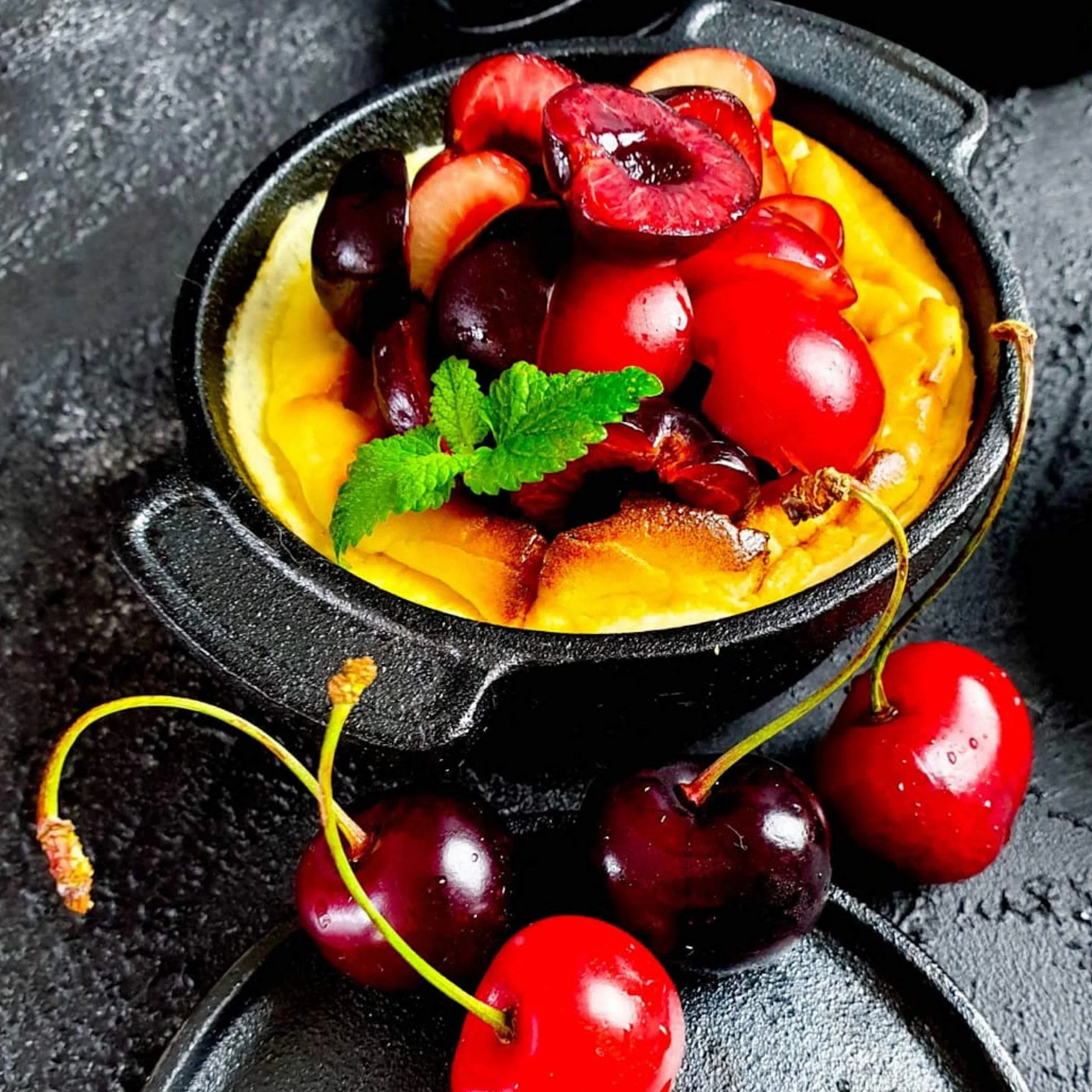 BBQ-Toro Mini Dutch Oven con Base de Madera | Ø 11 cm | Horno Holandés | Olla de Hierro Fundido para Servir | Quemado - pre-Seasoned | Olla con Tapa | Cazuela para Estofar