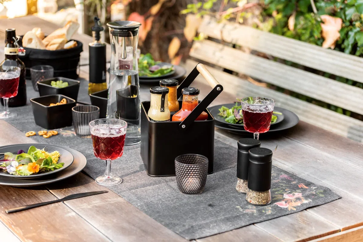 WENKO Cesta de utensilios Baco, accesorio Black Outdoor Kitchen, cesta de transporte robusta fabricada de metal negro recubierto de polvo y asa de madera flexible, ideal para salsas, 18 x 25,5 x 15 cm