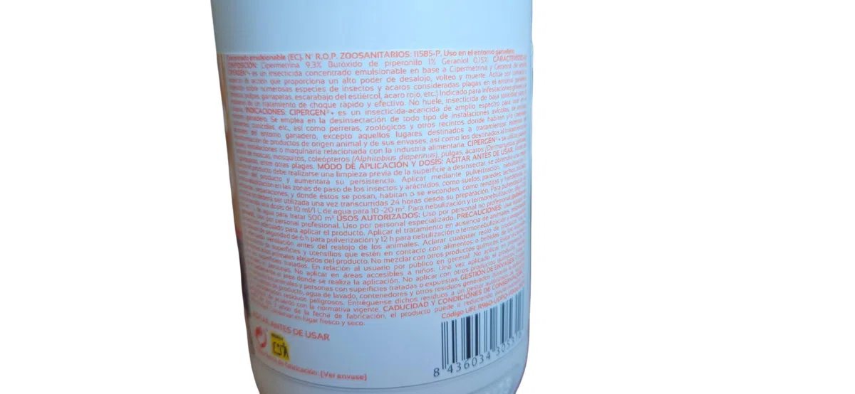 CIPERMETRINA 9,3% Insecticida-Acaricida Concentrado | Mosquitos, Moscas, Pulgas, Cucarachas, Ácaros, Garrapatas | 250ml, Dosis: 10ml/L | CYP 10 PLUS - Pulverización, Nebulización o Termonebulización