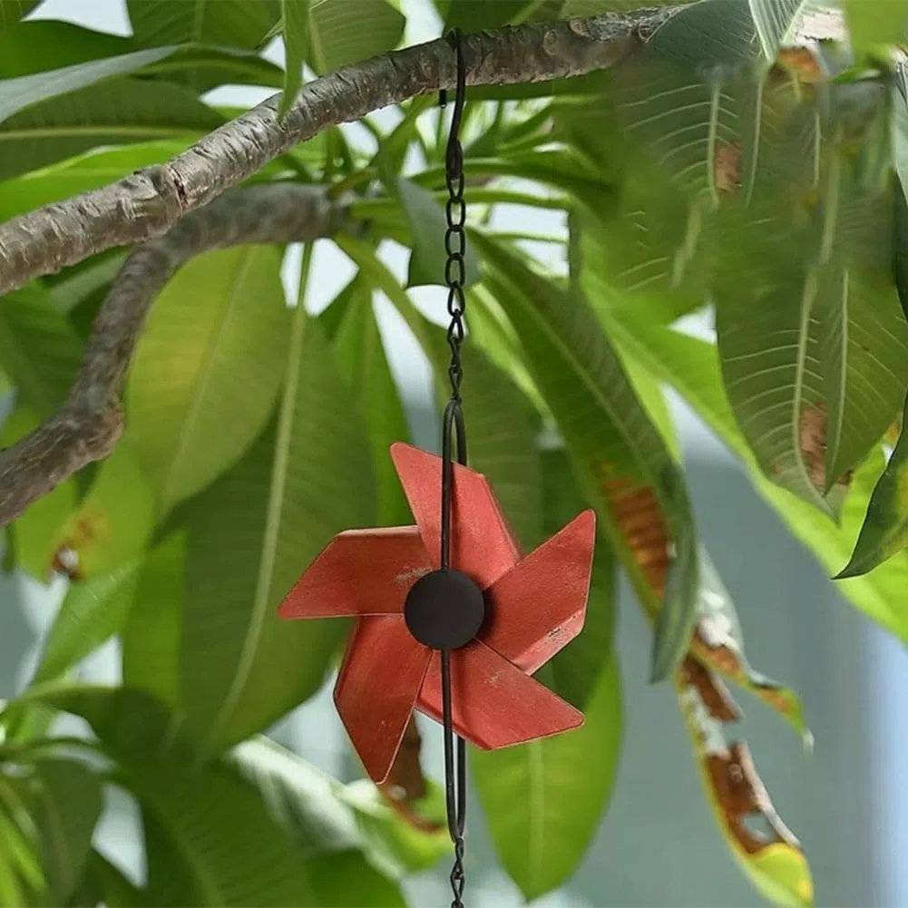 Cadena de lluvia de metal con diseño de molino de viento, cadena decorativa de desviación de agua de 5.5 pies para aleros de jardín y patio, alternativa a canalones al aire libre