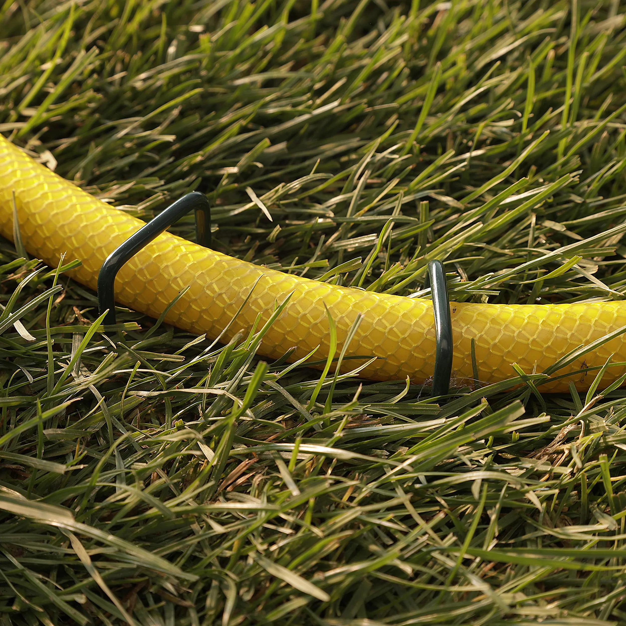GardenMate 50 Grapas de sujeción para césped Artificial de Alambre de Acero galvanizado al Fuego | 150 mm Largo, 25 mm Ancho, 2,9 mm Grosor | Color Verde y Cabeza Plana