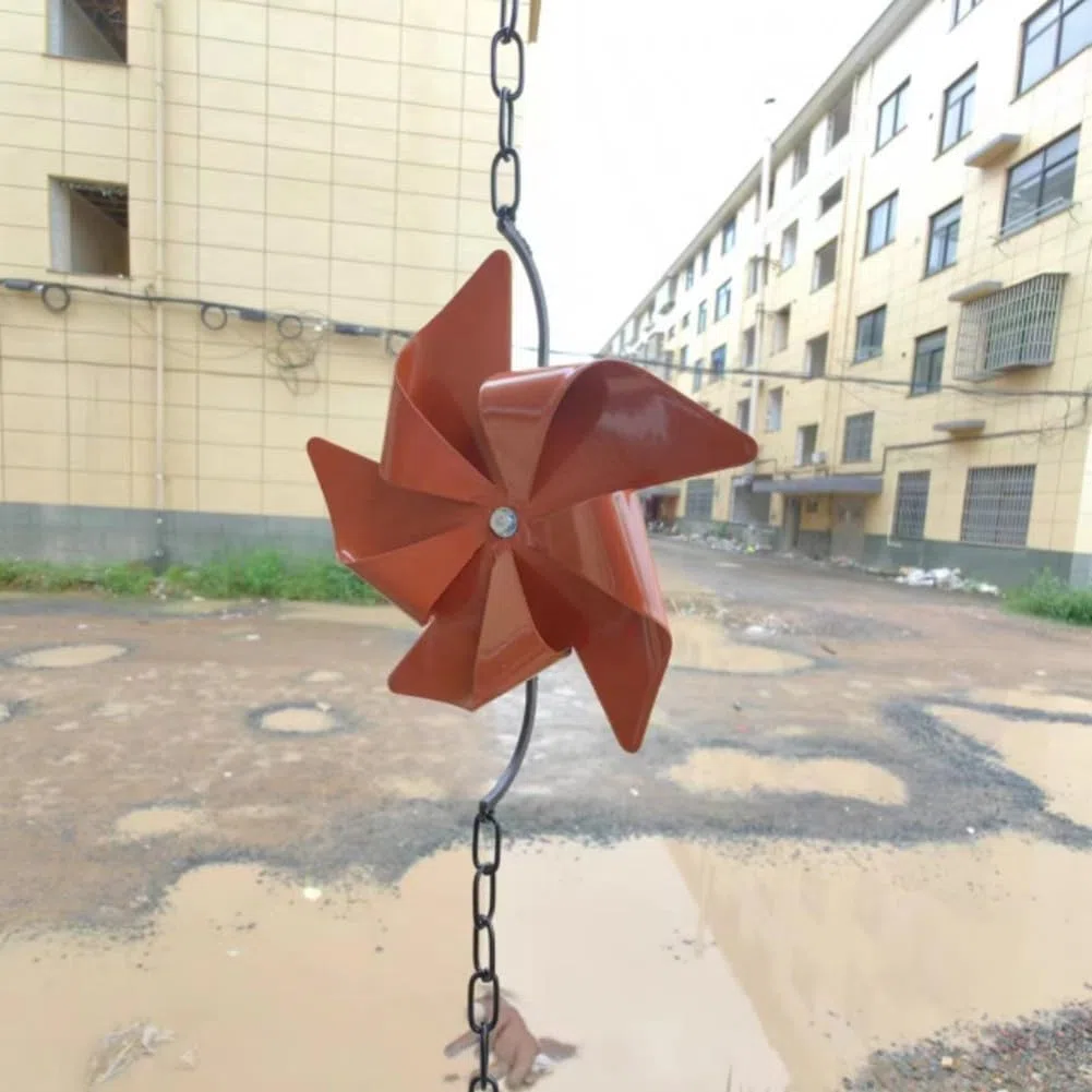 Cadena de lluvia de metal con diseño de molino de viento, cadena decorativa de desviación de agua de 5.5 pies para aleros de jardín y patio, alternativa a canalones al aire libre