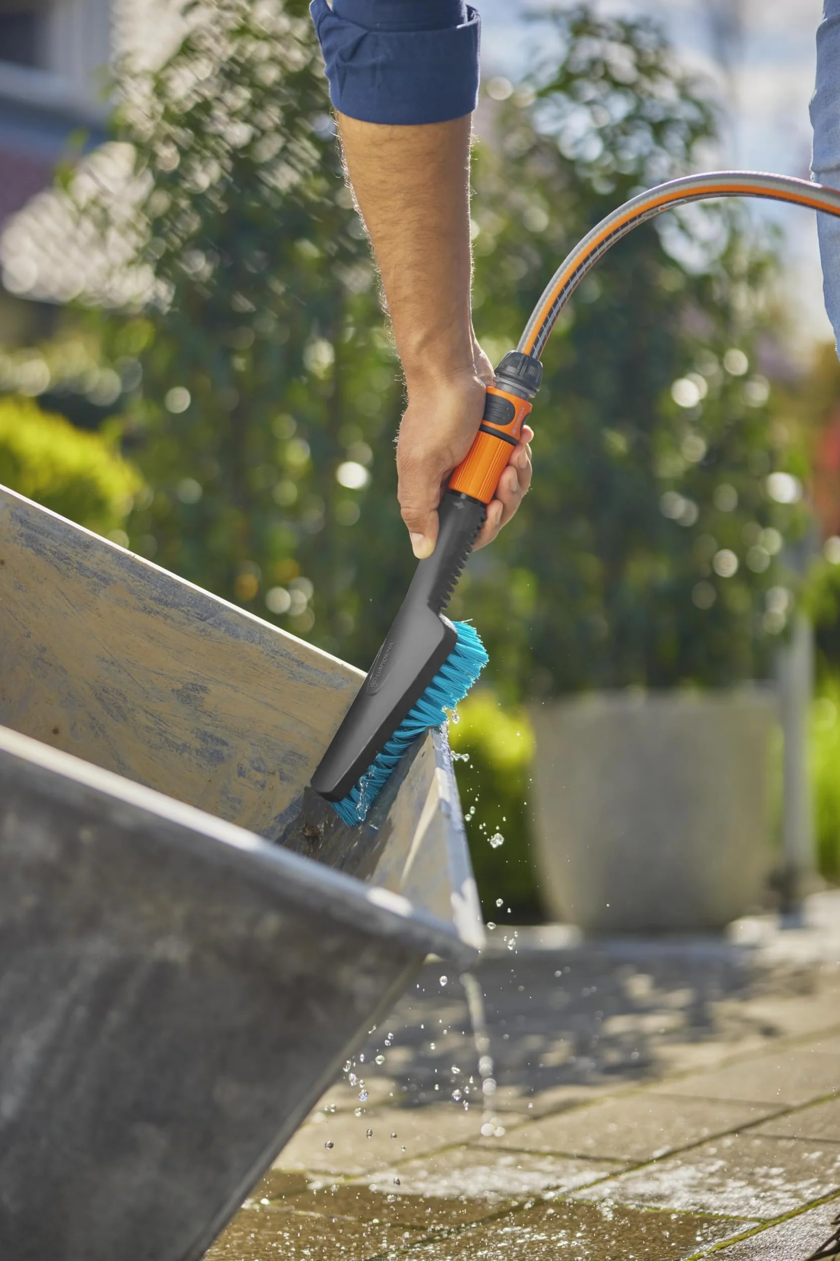 Gardena Cleansystem Cepillo de Mano S Duro: Cepillo de Limpieza con conexión de Manguera, Forma Plana, para Zonas estrechas y Superficies Resistentes, con Flujo Regulable (18844-20)