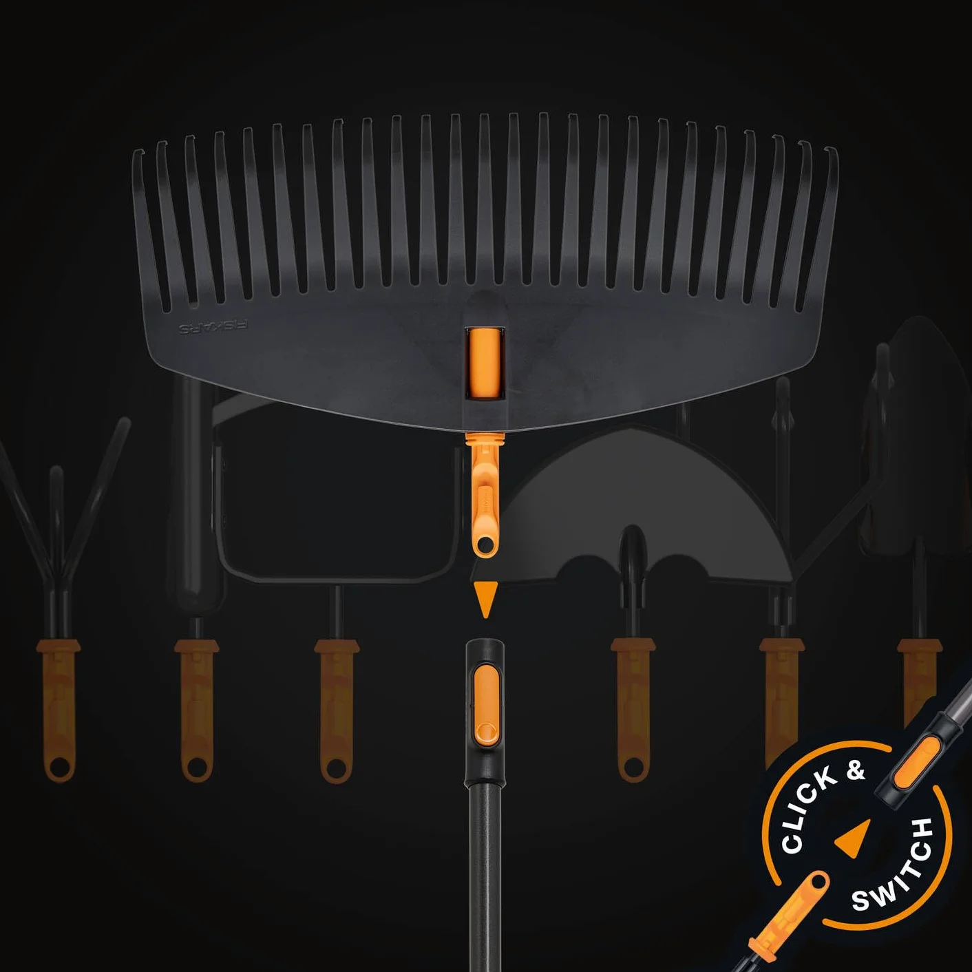 Fiskars OneClick Rastrillo de Hojas L, Accesorio Escoba en Abanico para Jardines Grandes, Cambio sin Esfuerzo en un Clic, Ancho: 51cm, Negro/Naranja, 1080673