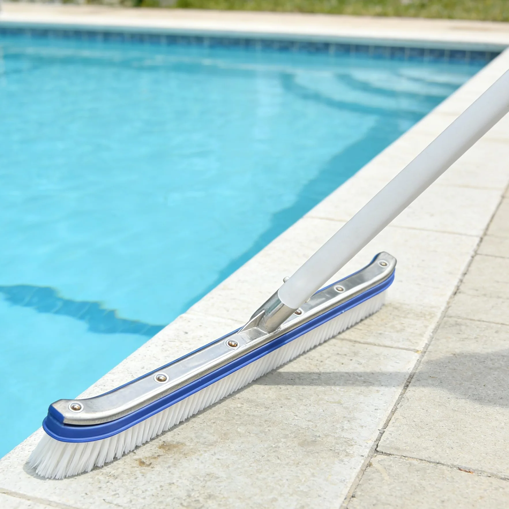 TZEKING Cepillo Piscina con pertiga 180cm,Cepillo para Limpiar Piscinas 43cm,Kit Piscina Limpieza,con Extremos Curvos,Borstels Reinigen Wanden,Tegels en Vloeren Moeiteloos