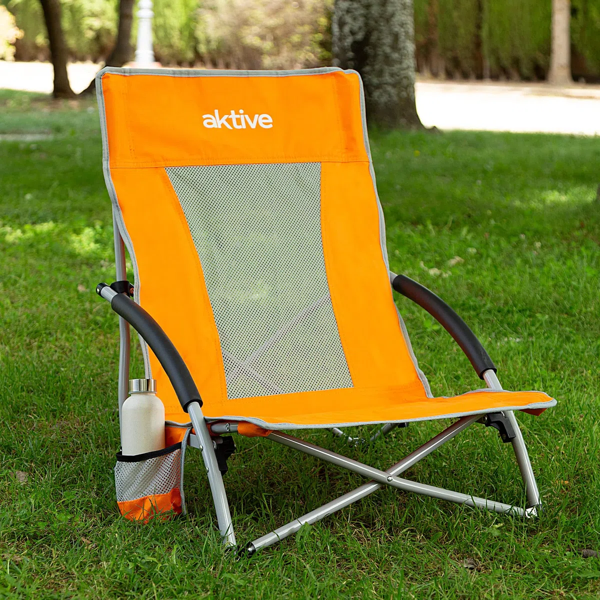 AKTIVE Silla plegable de playa, Tejido poliéster y estructura acero, Azul, Medidas 50 x 51 x 67 cm, Máx. 110 kg, Respaldo transpirable, Incluye funda y posavasos, Ligera y fácil de transportar (62636)