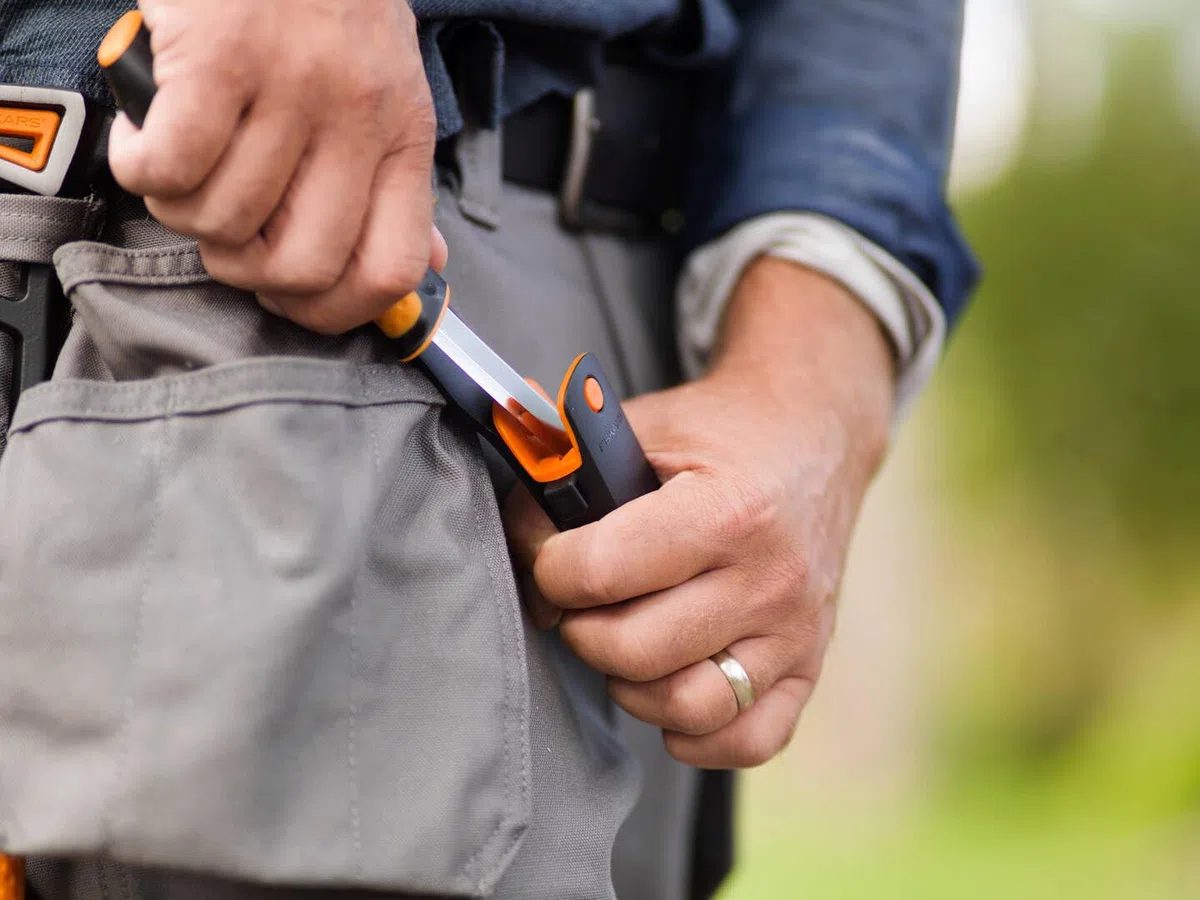 Fiskars Cuchillo universal, Incluye funda con afilador, 21,5 cm, Negro/Naranja, 1023618