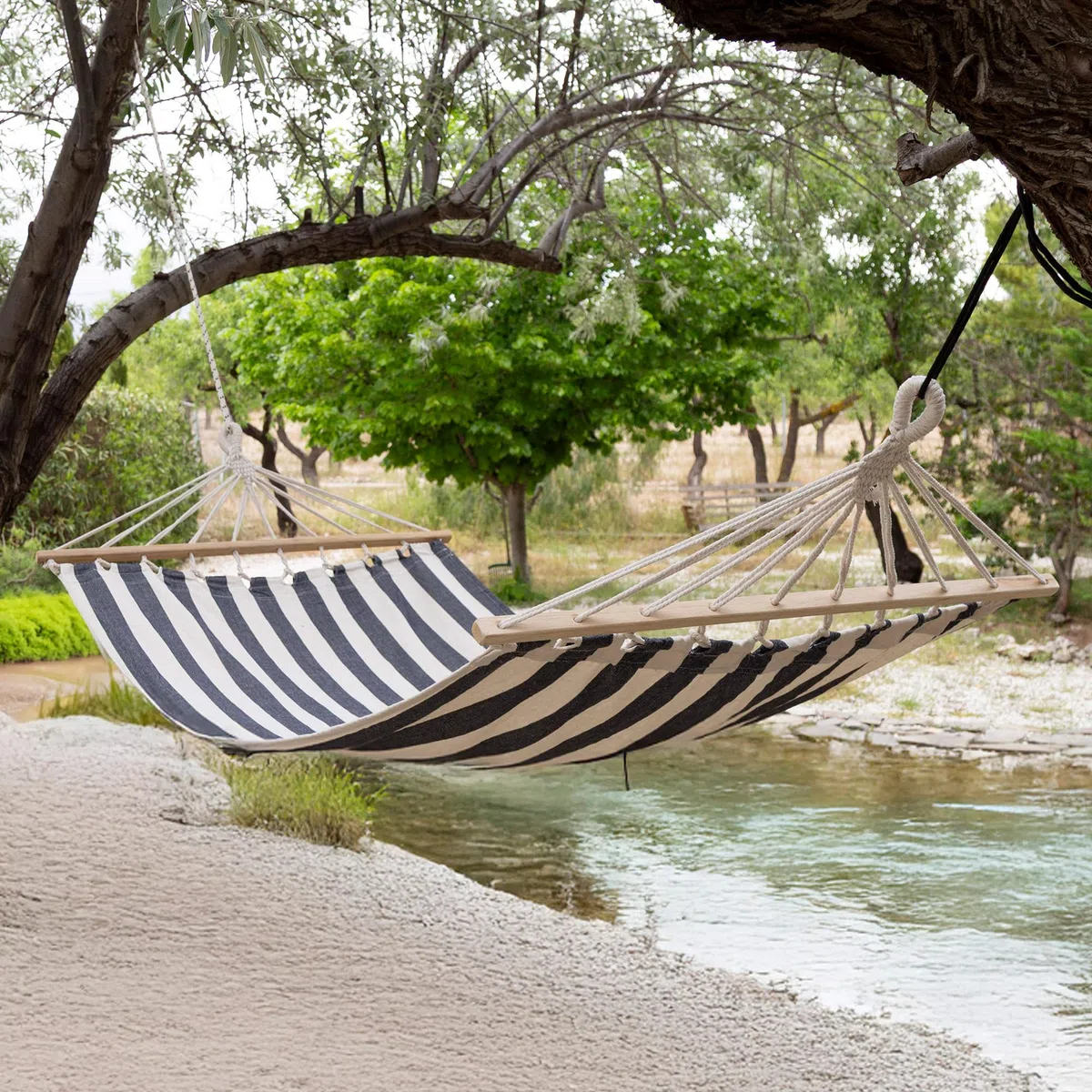 AKTIVE 63163 Hamaca Colgante, 200x100 cm de algodón y poliéster a Rayas, con Soportes de Madera y Cuerdas de sujeción, Capacidad hasta 110 kg, para jardín, terraza o Camping