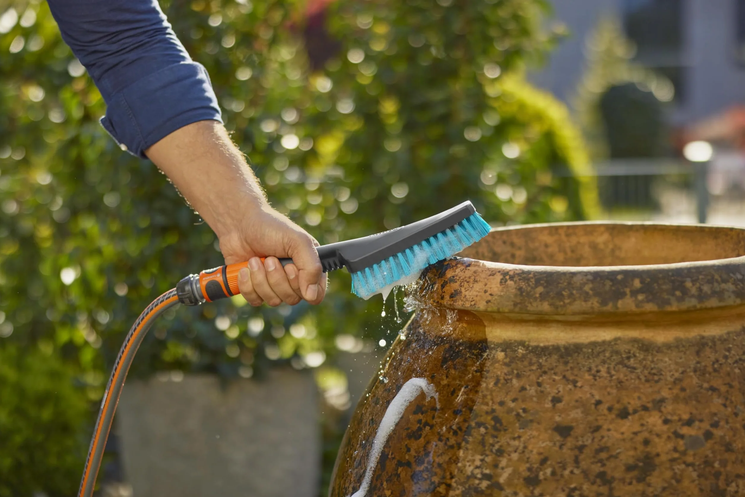 Gardena Cleansystem Cepillo de Mano S Duro: Cepillo de Limpieza con conexión de Manguera, Forma Plana, para Zonas estrechas y Superficies Resistentes, con Flujo Regulable (18844-20)