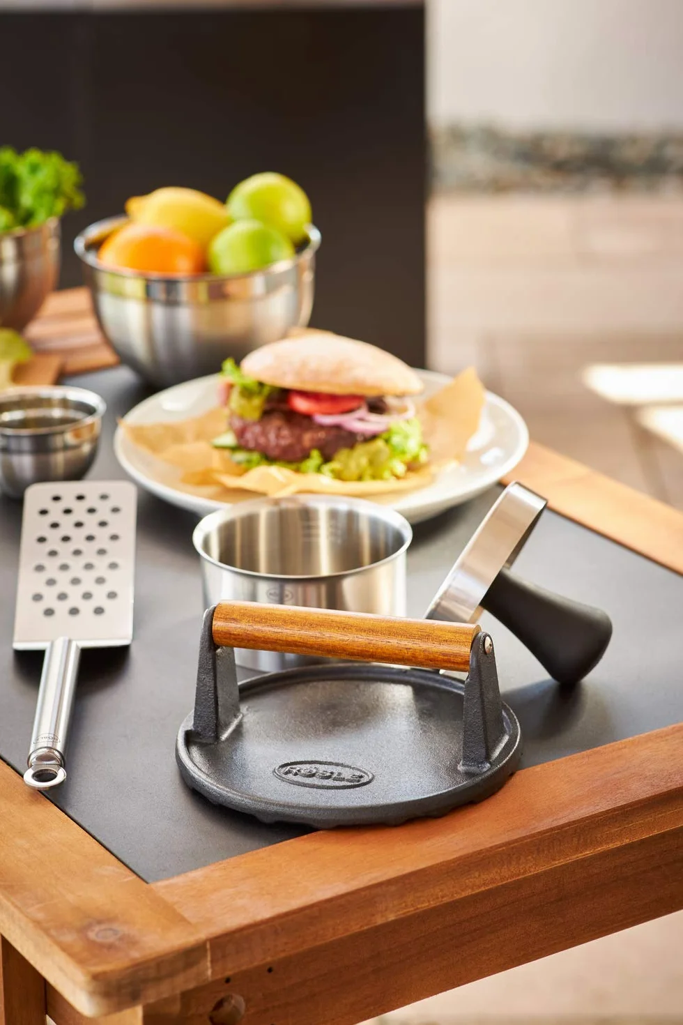 RÖSLE Pesa para barbacoa, 17,5 cm, hierro fundido con mango de madera, para cocinar más rápido hamburguesas o filetes, negro
