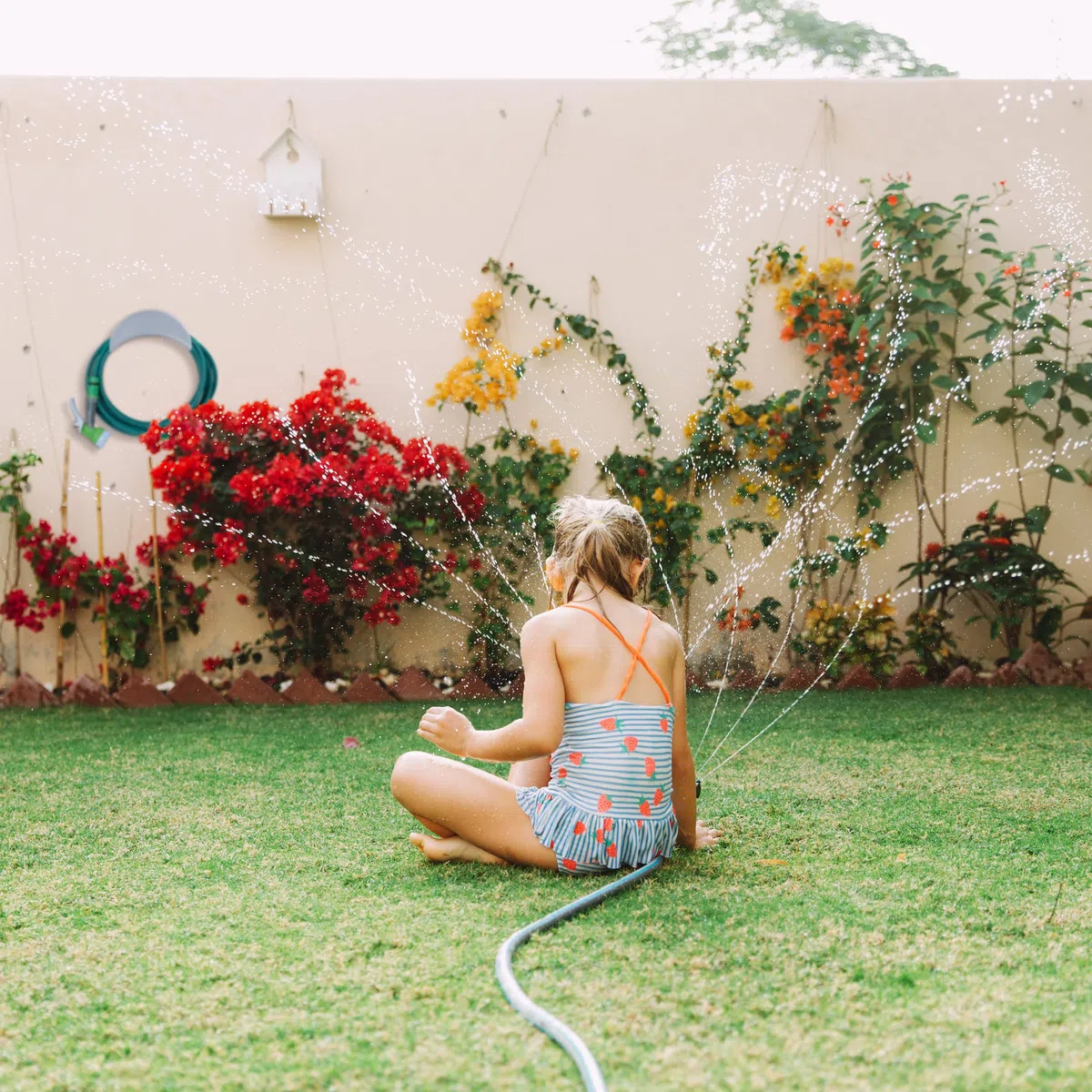 Relaxdays Soporte Manguera de Pared, para Mangueras de 30 m 1/2", Portamangueras Metálico Semicircular, Jardín, Gris