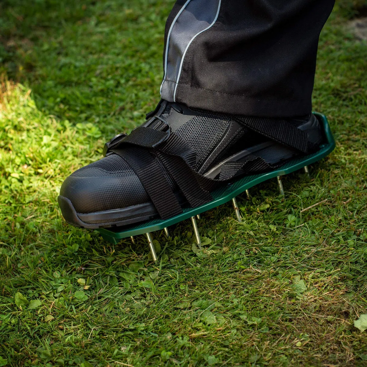 UPP Zapatos aireadores de césped I Suelas escarificadoras, airea el césped del jardín con Facilidad I Bases Ajustables con Clavos para Zapatos, aireación en Patio y jardín (30 x 13 x 6cm, Clavos 5cm)
