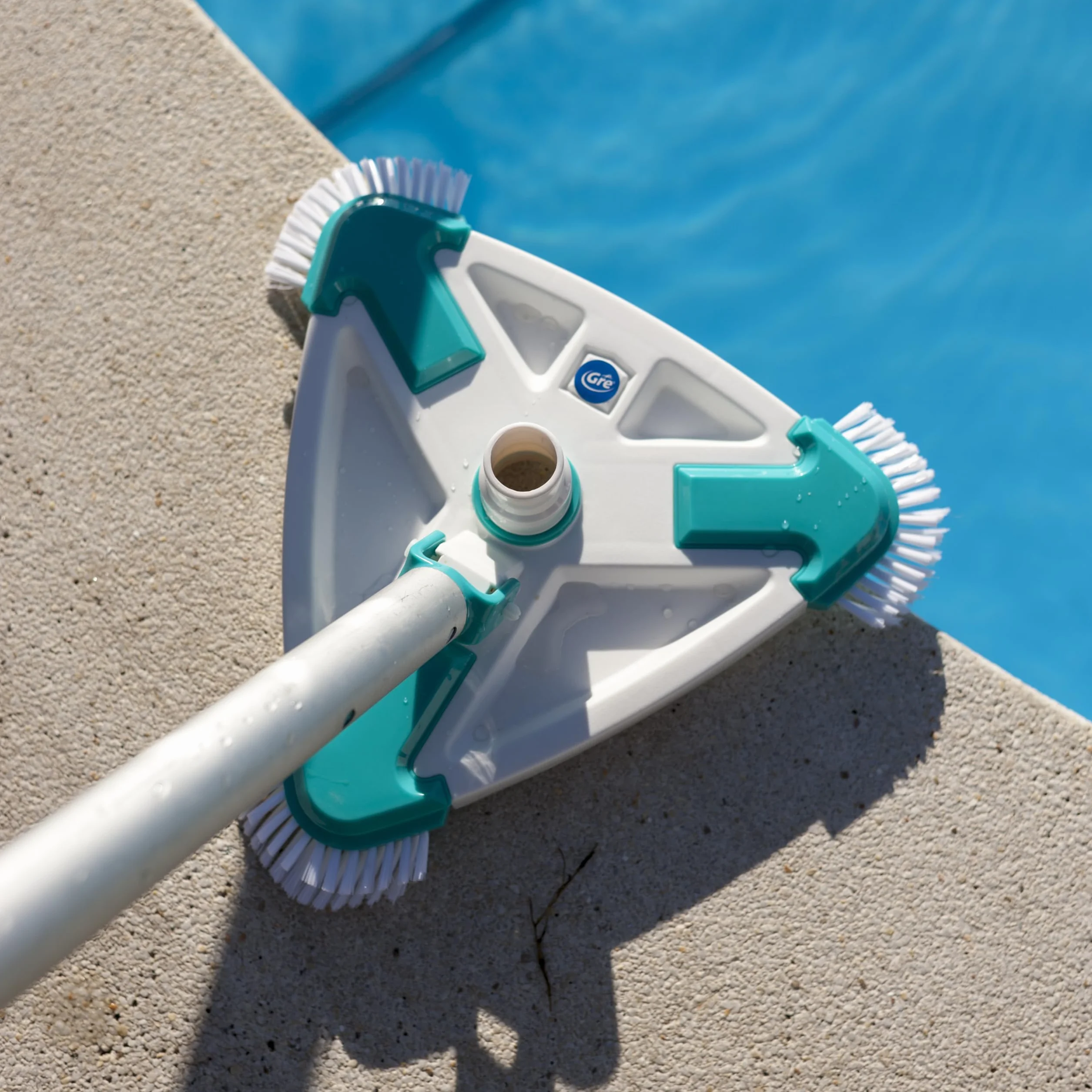 Gre 40016N - Limpiafondos Triangular con Cepillos. Eficiencia y Durabilidad para Tu Piscina