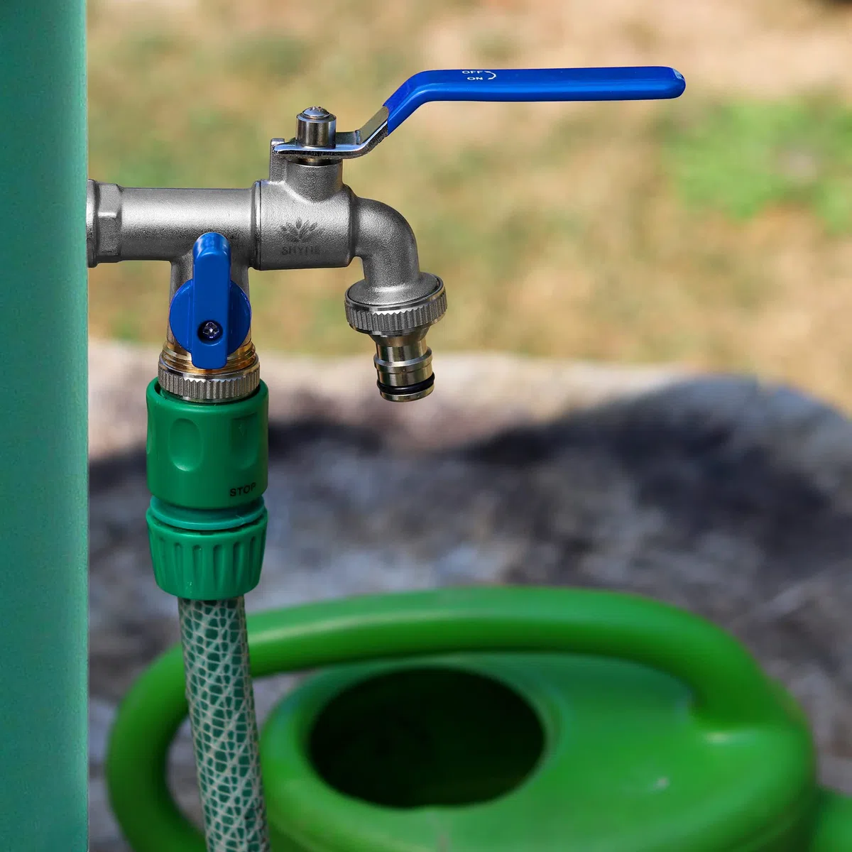 SHYNE Grifo Doble de Calidad de Latón de 1/2 '' Pulgada - Resistente al Óxido y las Heladas + 2 Conexiones de Manguera + E-Book | Para Jardín, Lavadora, Barril de lluvia