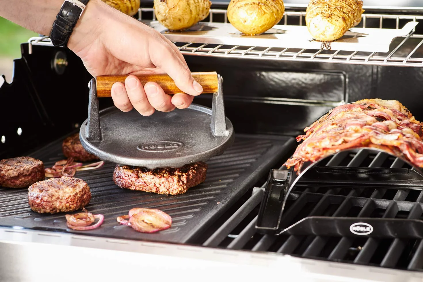 RÖSLE Pesa para barbacoa, 17,5 cm, hierro fundido con mango de madera, para cocinar más rápido hamburguesas o filetes, negro