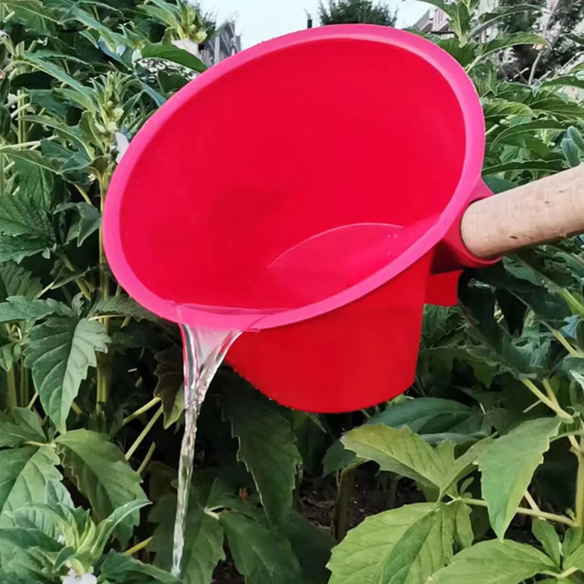Beaupretty Cucharón de Riego de Plástico Rojo Mediano Mango Largo para Jardín, Achicador Multiusos para Riego y Fertilización, Herramienta Agrícola Resistente para Huerto y Exteriores