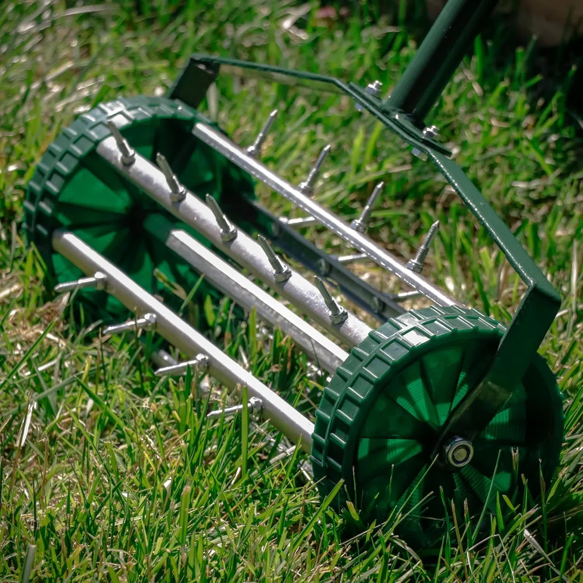 Aireador manual de césped rodante, tambor de punta de 16 pulgadas de ancho con mango de 48 pulgadas, herramienta de jardín de acero resistente para aireación del suelo, verde